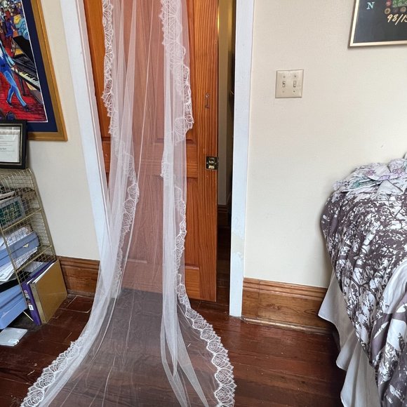 Cathedral-length, soft-white mantilla veil - Picture 3 of 14